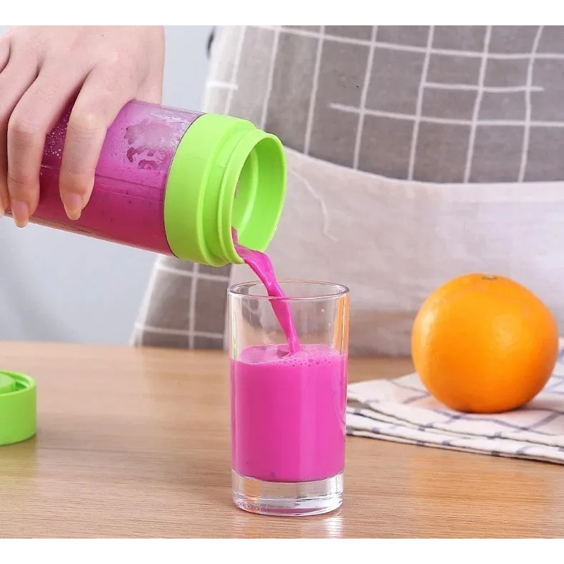 licuadora sirviendo en un vaso licuadora sirviendo en un vaso