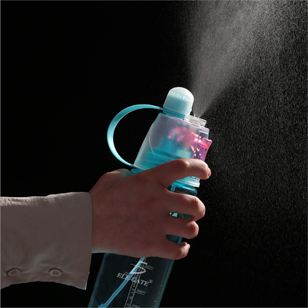 mano con botella expulsando agua 