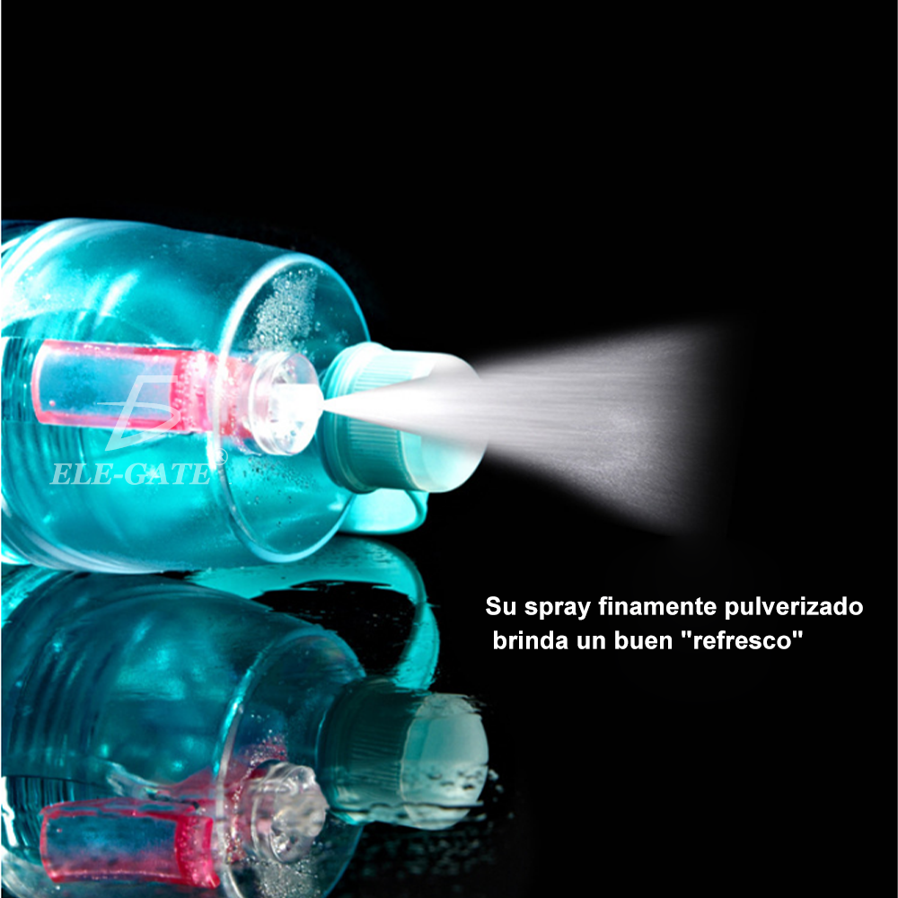 botella azul de lado rociando agua 