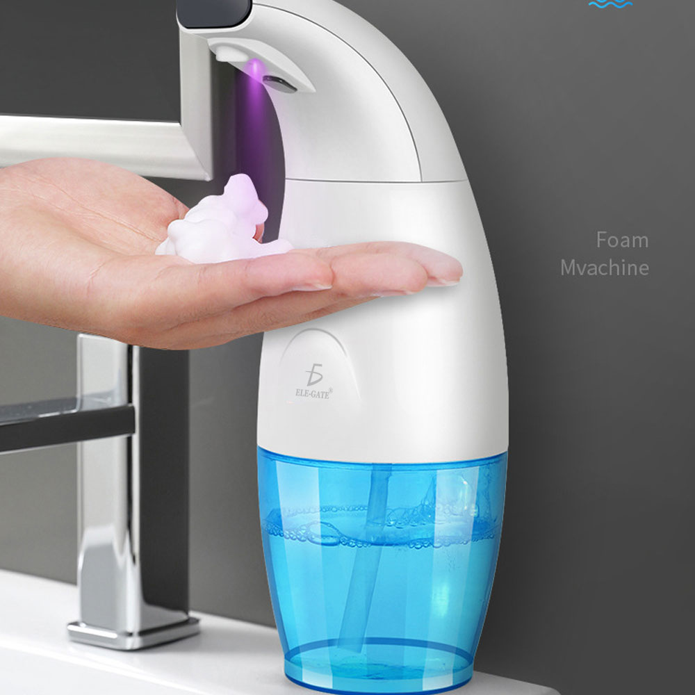 Botella De Gel y una mano utilizandolo 