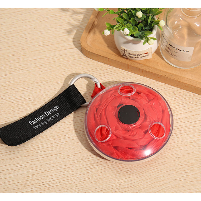 bolsa sobre mesa color rojo