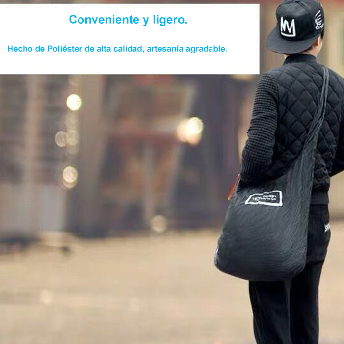 hombre utilizando una bolsa plegable 