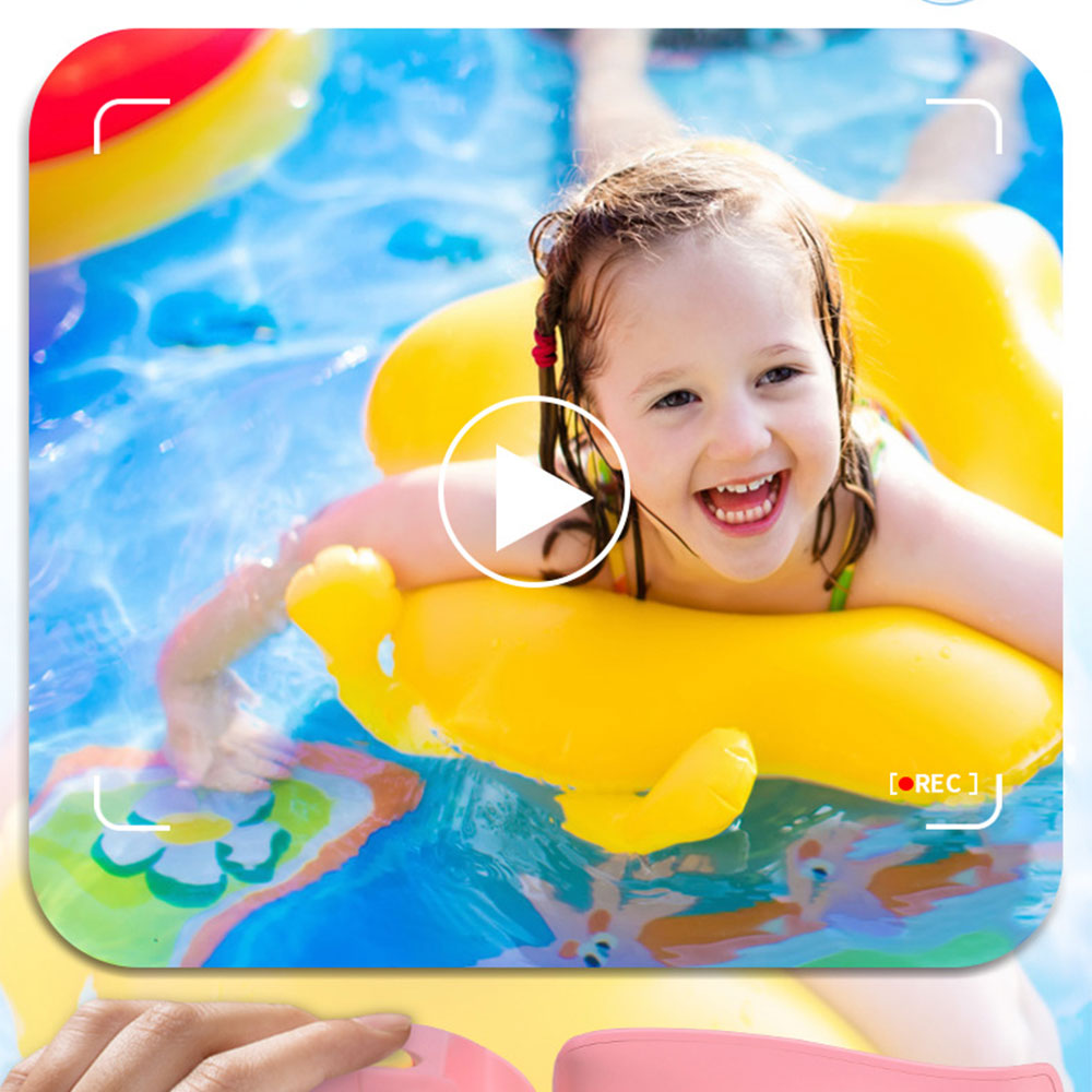 niña jugando en el agua con camara infantil 