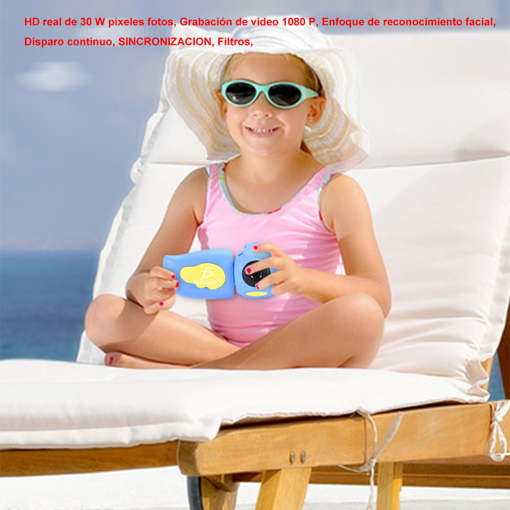 niña en la playa usando dispositivo azul niña en la playa usando dispositivo azul