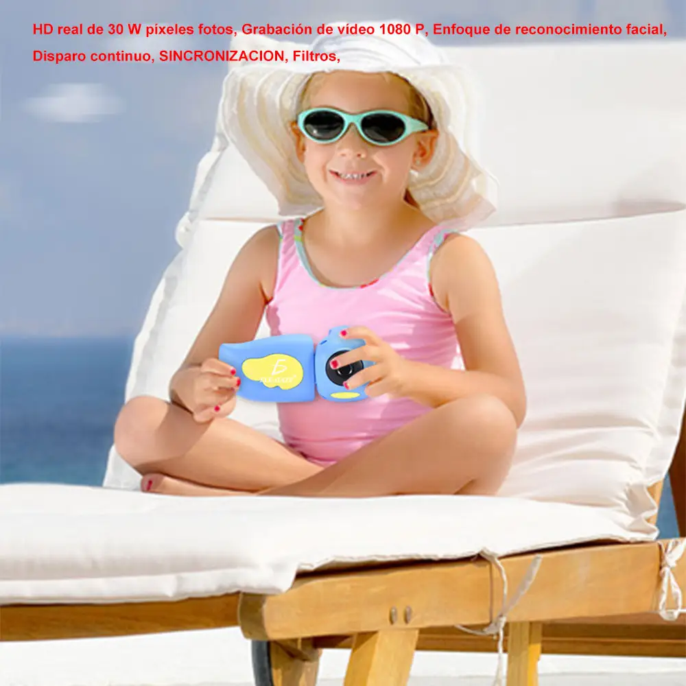niña en la playa usando dispositivo azul 