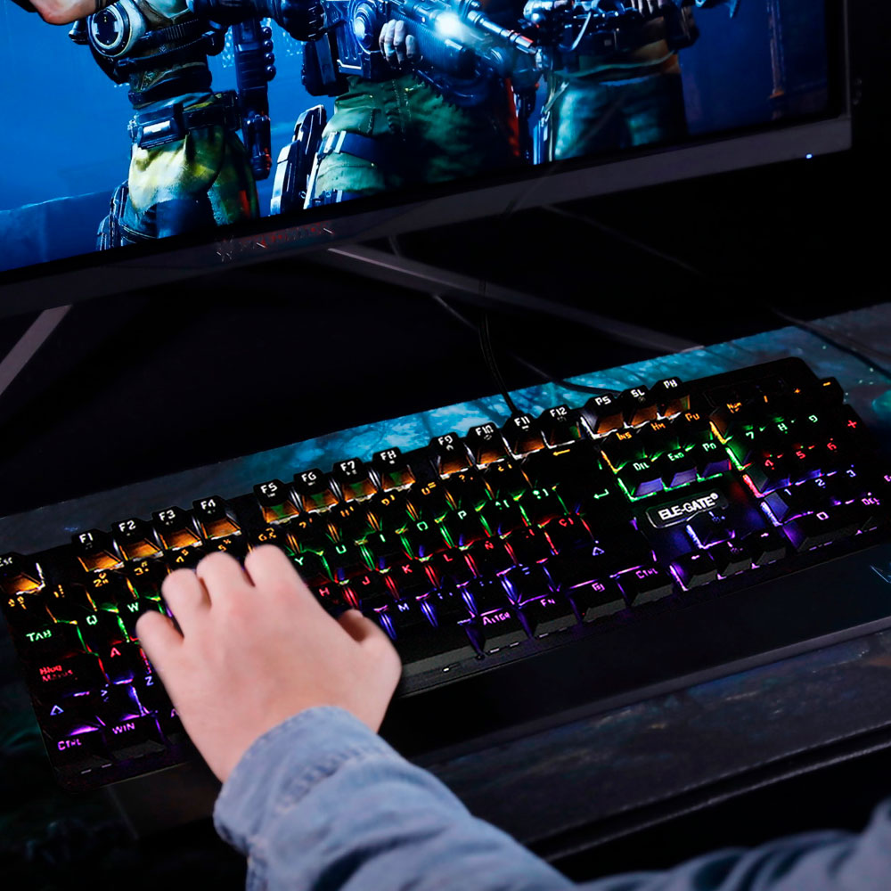 teclado con juego y una mano 