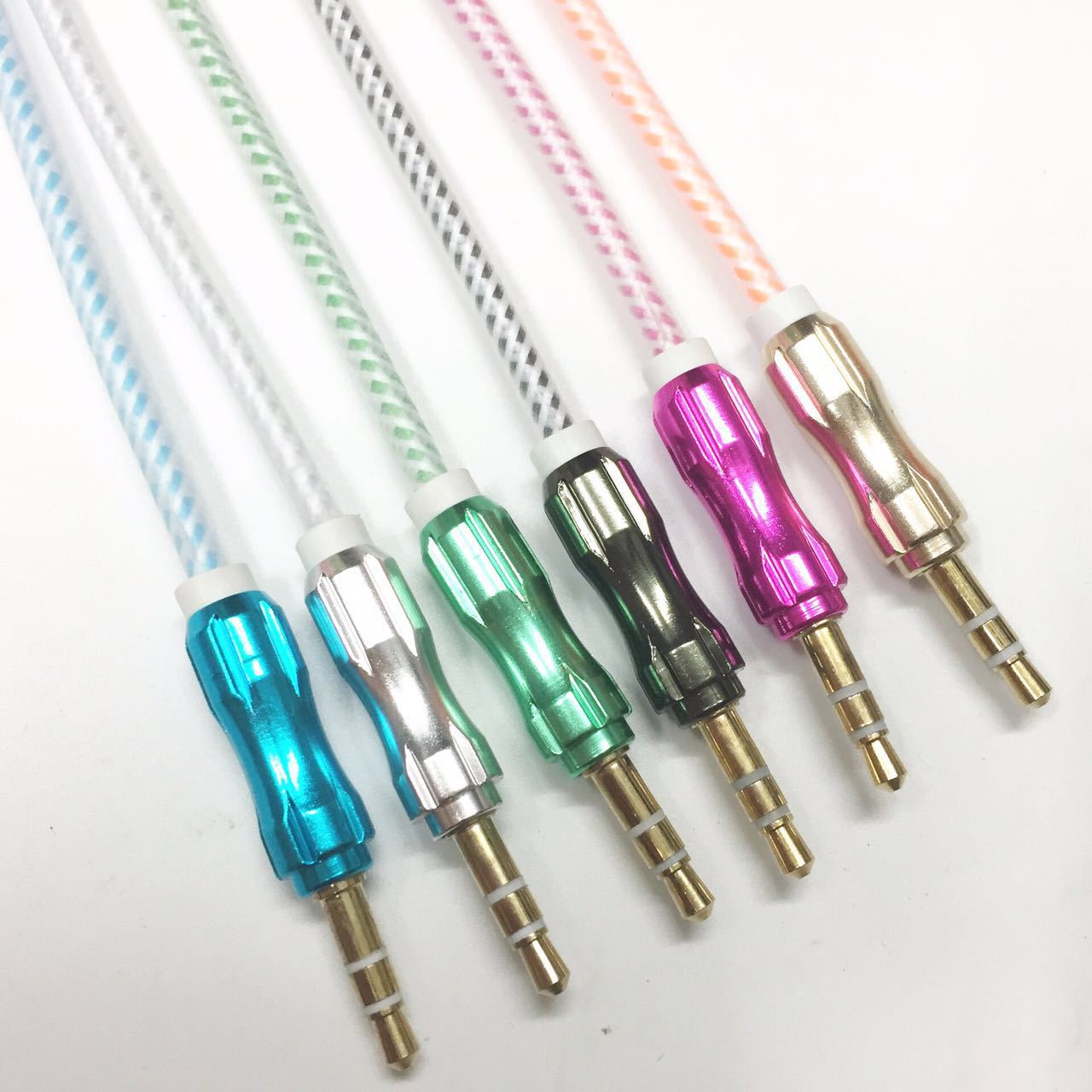 Cable Auxiliar 3.5mm Jack Audio 1.5M Metálico Con Micrófono