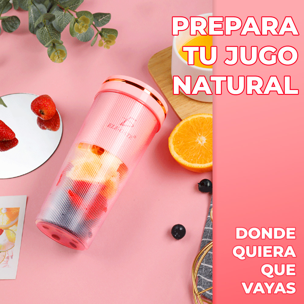 vaso licuadora con fruta en una mesa 