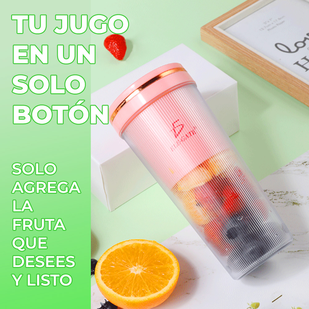 vaso con una naranja en una mesa 