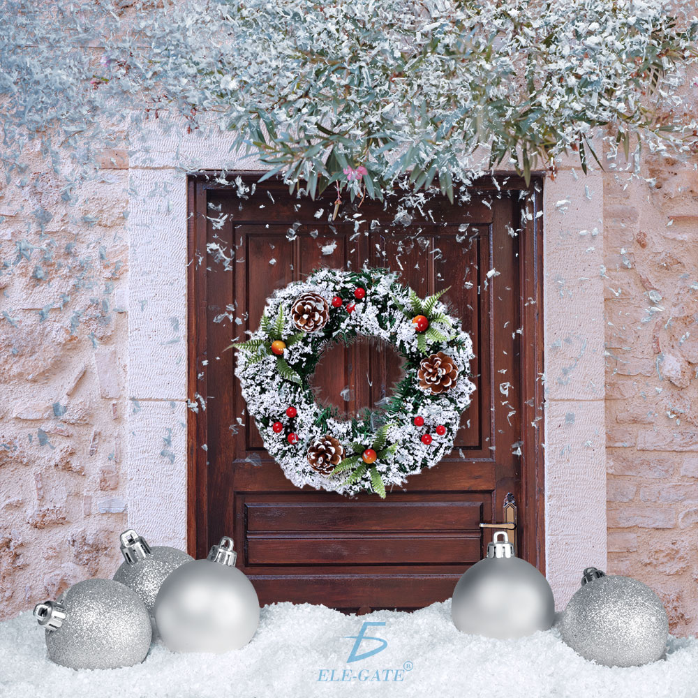 Corona de Navidad de 36 cm con Diseño Único de Bayas y Piñas - Image 3