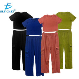 Conjunto Monocromático Casual con Pantalón Cargo y Playera Ombliguera